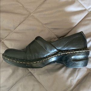 Sonoma Lifestyles black/blue leather clogs